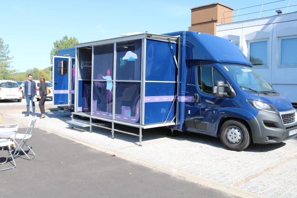 bus aménagé se déplace : La Cravate Solidaire mobile